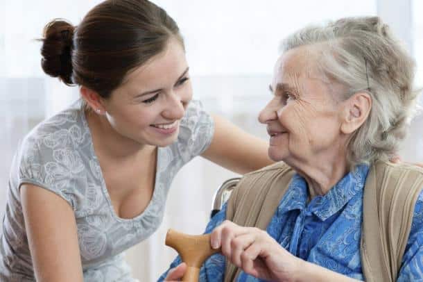 Aider les personnes âgées : pourquoi ne pas en faire un métier ?